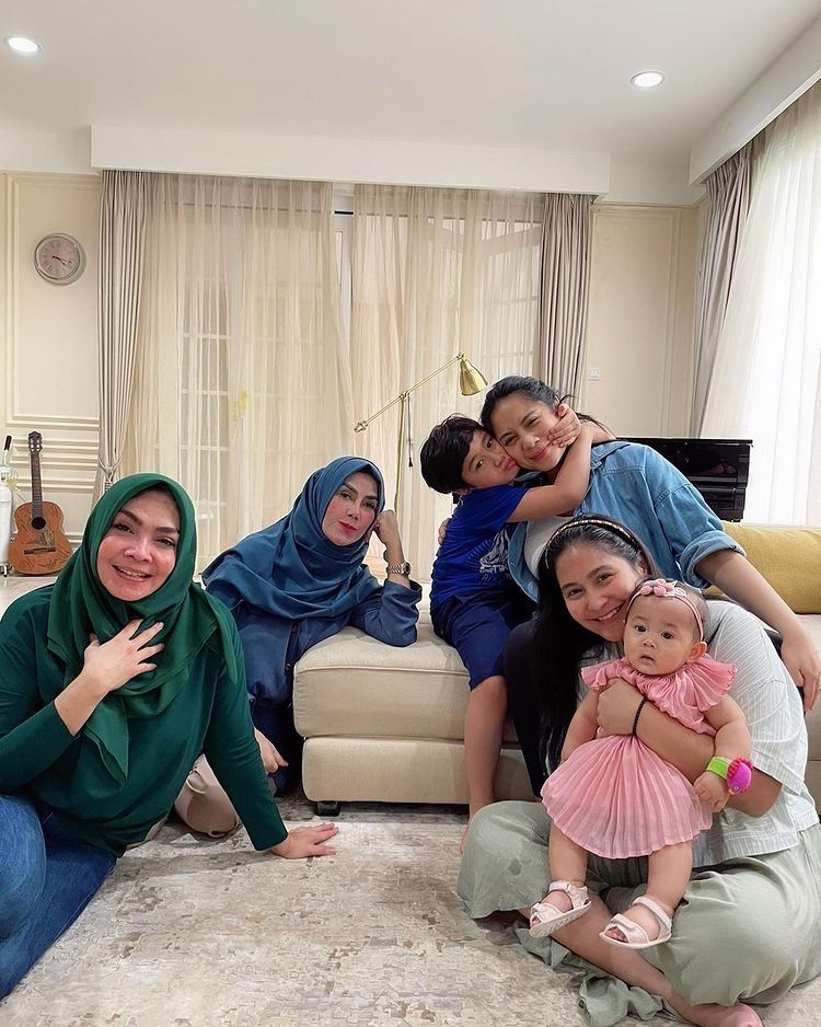 Momen Kedekatan Mama Rieta dan Mama Amy (Instagram/amy_r_qanita)