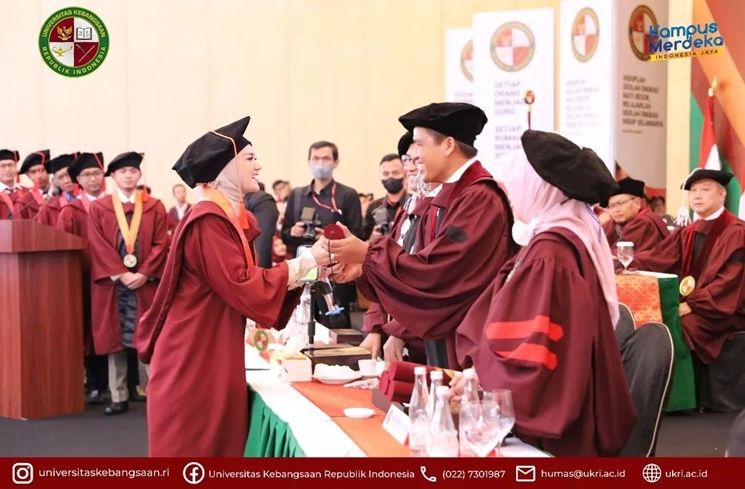 Potret Mulan Jameela Wisuda S1 (Instagram/@universitaskebangsaan.ri)