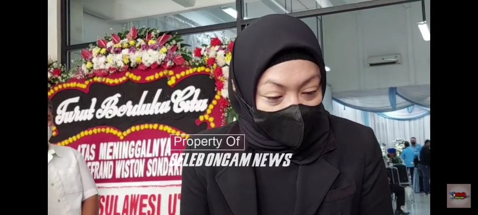 Potret Angelina Sondakh Dampingi Jenazah Ayah di Rumah Duka. (YouTube/Seleb Oncam News)