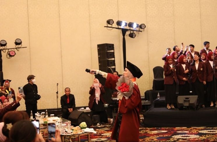 Potret Mulan Jameela Wisuda S1 (Instagram/@gerindra.jabar)