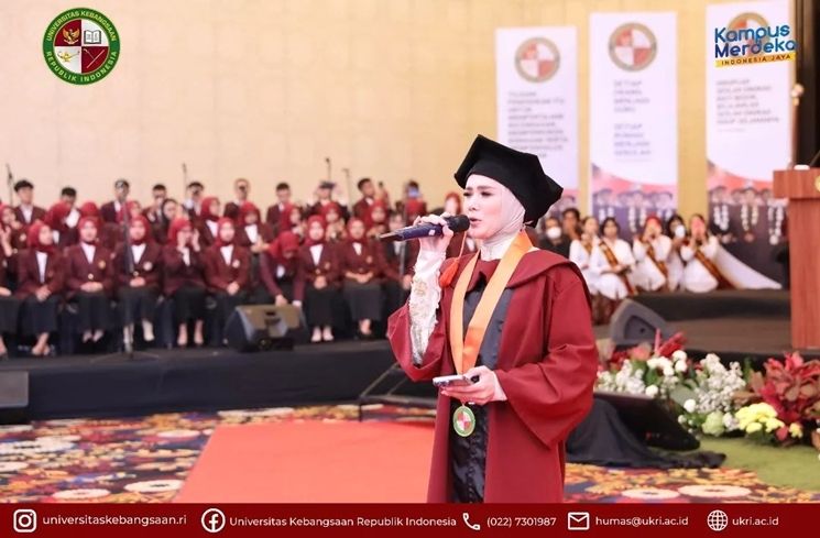 Potret Mulan Jameela Wisuda S1 (Instagram/@universitaskebangsaan.ri)