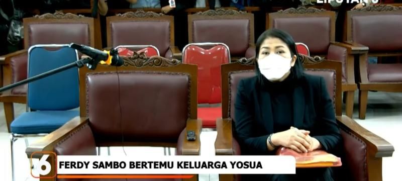 Putri Candrawathi, istri Ferdy Sambo berhadapan dengan keluarga Brigadir J di sidang. (Tangkapan layar/M Yasir)