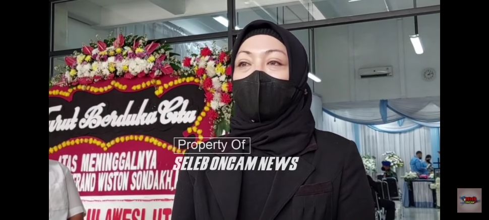 Potret Angelina Sondakh Dampingi Jenazah Ayah di Rumah Duka. (YouTube/Seleb Oncam News)