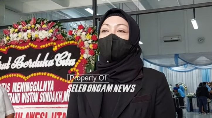 Potret Angelina Sondakh Dampingi Jenazah Ayah di Rumah Duka. (YouTube/Seleb Oncam News)