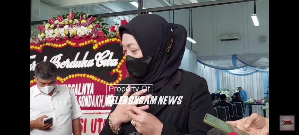 Potret Angelina Sondakh Dampingi Jenazah Ayah di Rumah Duka. (YouTube/Seleb Oncam News)