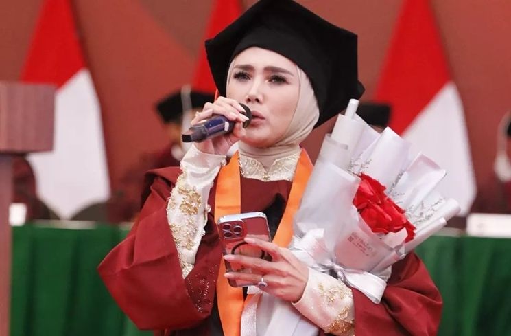 Potret Mulan Jameela Wisuda S1 (Instagram/@gerindra.jabar)