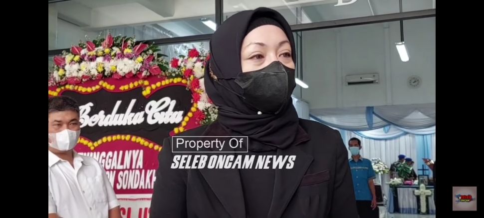 Potret Angelina Sondakh Dampingi Jenazah Ayah di Rumah Duka. (YouTube/Seleb Oncam News)