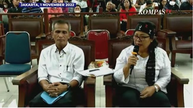 Orang tua Brigadir J, Samuel Hutabarat dan Rosti Simanjuntak, memberi kesaksian di persidangan terdakwa Ferdy Sambo dan Putri Candrawathi di PN Jakarta Selatan, Selasa (1/11/2022). (YouTube/KOMPASTV)