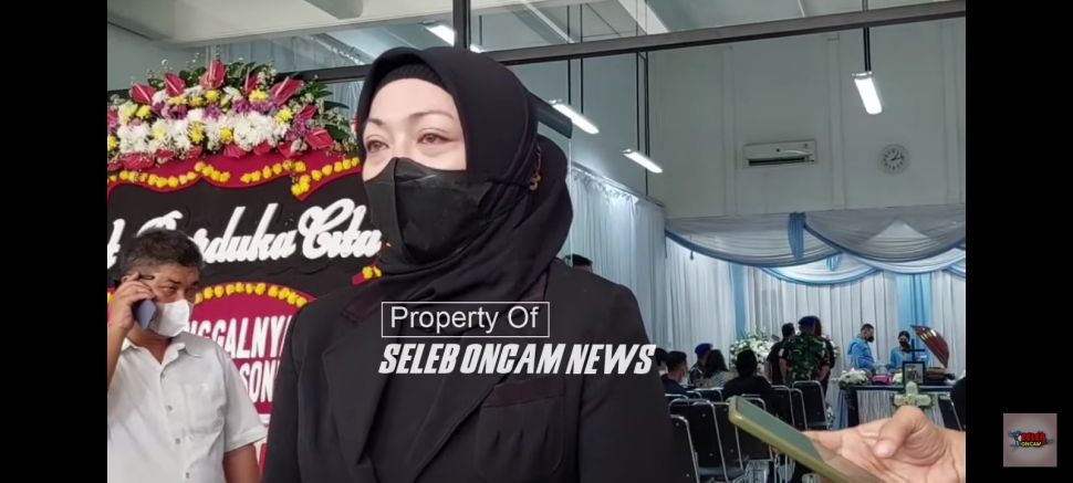 Potret Angelina Sondakh Dampingi Jenazah Ayah di Rumah Duka. (YouTube/Seleb Oncam News)