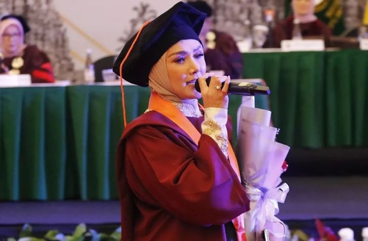 Potret Mulan Jameela Wisuda S1 (Instagram/@sandi.photography)