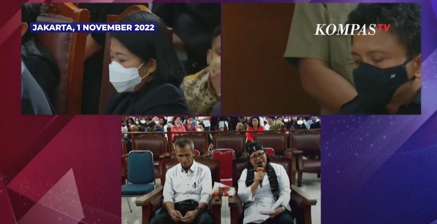 Ibu Brigadir J menangis saat persidangan (Selasa, 1/11), Putri Candrawathi dan Ferdy Sambo hanya bisa tertunduk. (YouTube/KOMPASTV)