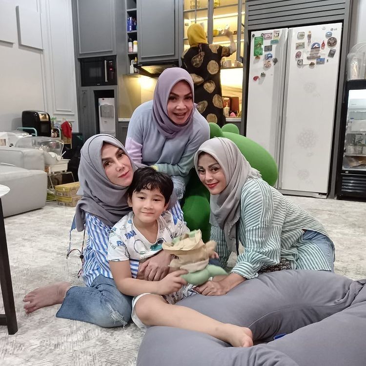 Momen Kedekatan Mama Rieta dan Mama Amy (Instagram/amy_r_qanita)