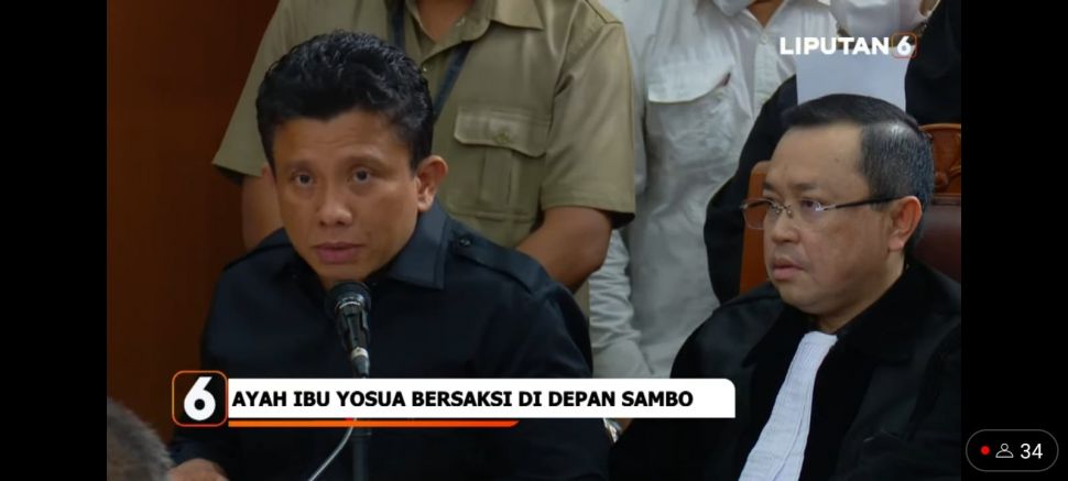 Ferdy Sambo saat meminta maaf kepada orang tua Brigadir J di sidang. (tangkapan layar/M Yasir)