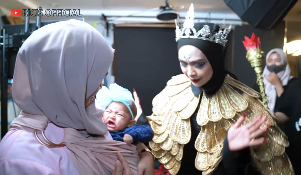 Ria Ricis dan Baby Moana. (Dok. Youtube)