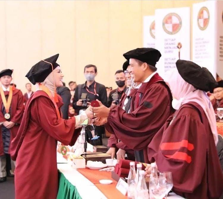 Mulan Jameela jadi sarjana dan rayakan wisuda S1 bersama keluarga. (Dok. Instagram)