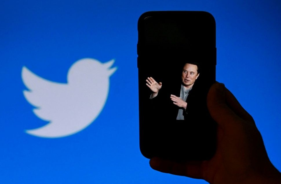 CEO Twitter Elon Musk mengatakan pengguna layanan Twitter Blue akan dikenakan biaya 8 dolar per bulan. [AFP/ Olivier Douliery]