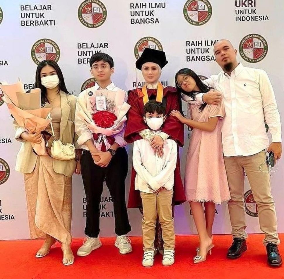 Mulan Jameela jadi sarjana dan rayakan wisuda S1 bersama keluarga. (Dok. Instagram)