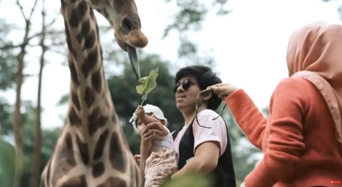 Baby Ameena ke kebun binatang bersama Atta Halilintar dan Aurel Hermansyah. (Dok. Youtube)