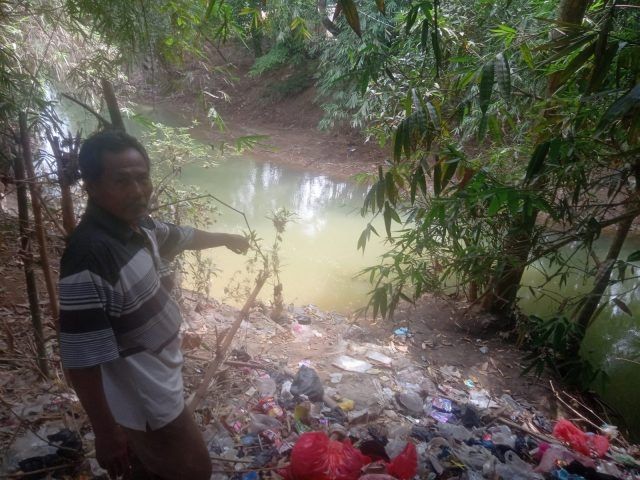 Warga sekitar menunjukan lokasi balita asal Jawilan, Kabupaten Serang, Banten yang tewas tenggelam. [Bantennews.co.id]