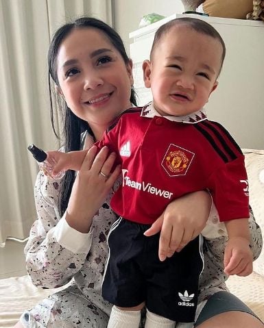 Nagita Slavina dan Rayyanza mejeng di instagram Manchester United. [manchesterunited / Instagram]