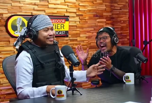 Coki Pardede tertawa lepas mendengar cerita Deddy Corbuzier. [Youtube]