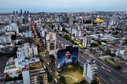Foto raksasa Diego Maradona menjadi perhatian di Ibu Kota Argentina, Buenos Aires. (AFP)