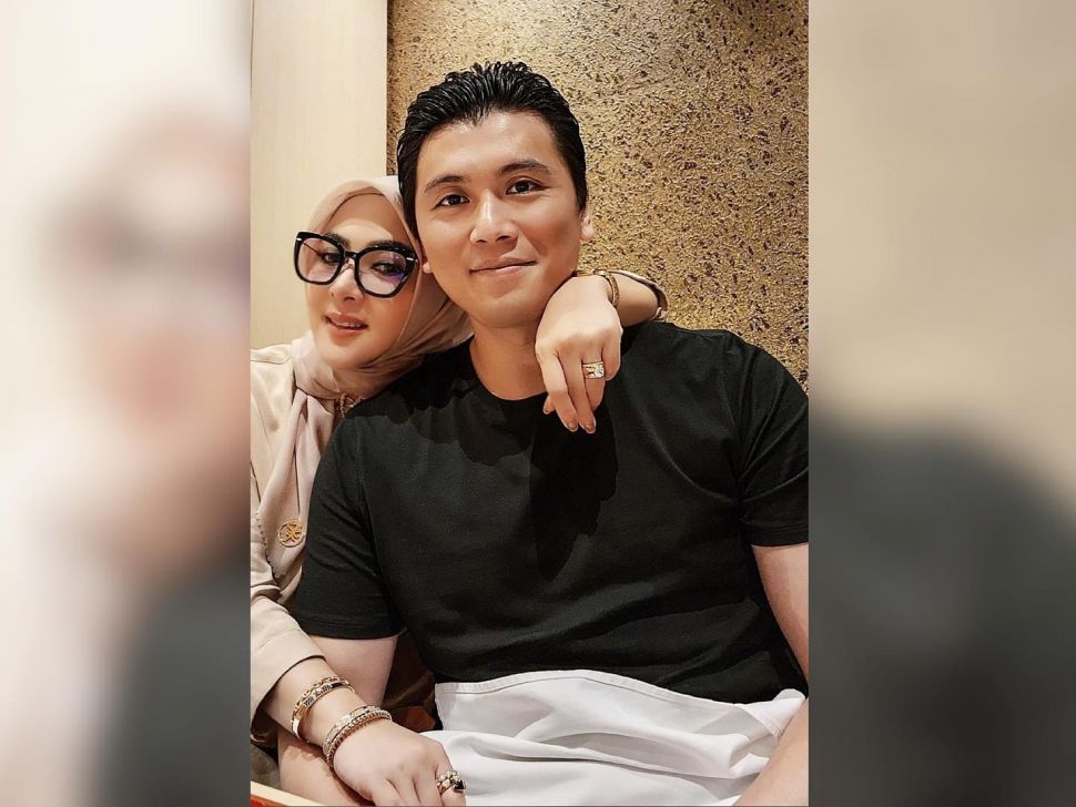 Kemesraan Syahrini dan Reino Barack (Instagram/@princessyahrini)