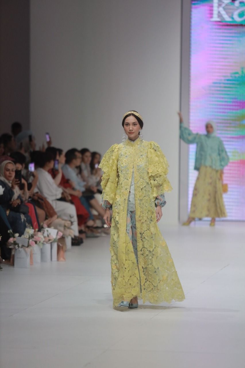 Menggabungkan orisinalitas motif serta keanggunan lace yang timeless, Kami dan Lace by Artkea berkolaborasi untuk menghadirkan koleksi bertajuk "A Garden Dream" di panggung runway Jakarta Fashion Week 2023.