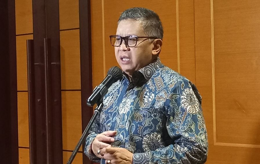 Sekjen DPP PDIP Hasto Kristiyanto mengungkapkan masih terus melakukan penjajakan ke semua parpol, termasuk Gerindra dan PKB. [Suara.com/Bagaskara]