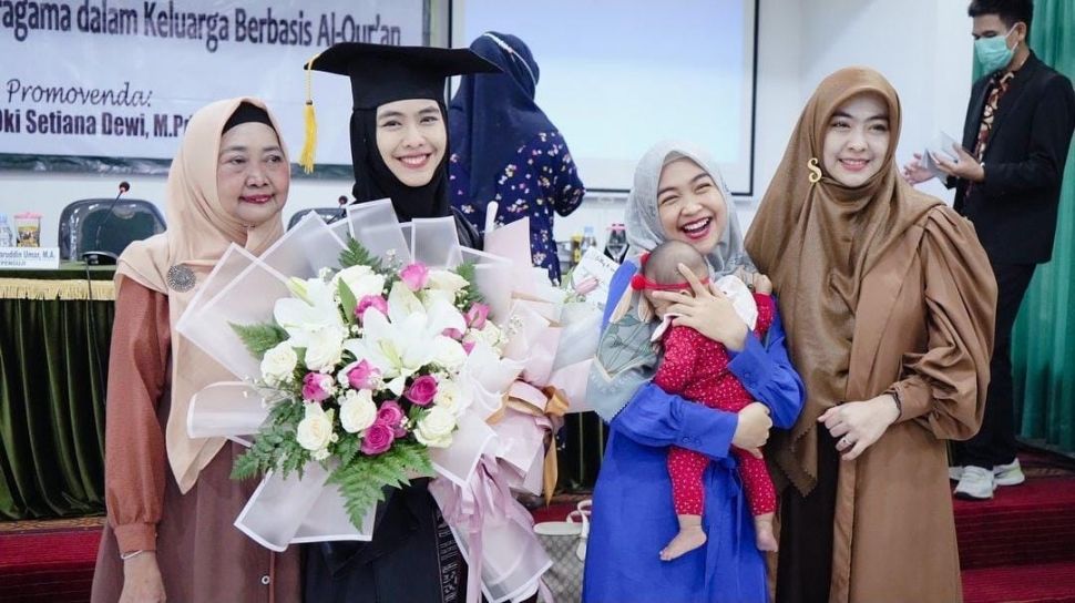 Oki Setiana Dewi raih gelar doktor untuk kedua kalinya di usia 33 tahun. (Dok. Instagram)