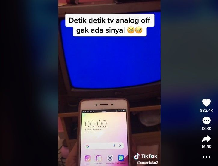 Warganet berhasil merekam detik-detik TV analog dinonaktifkan. (TikTok / @suamiaku2)