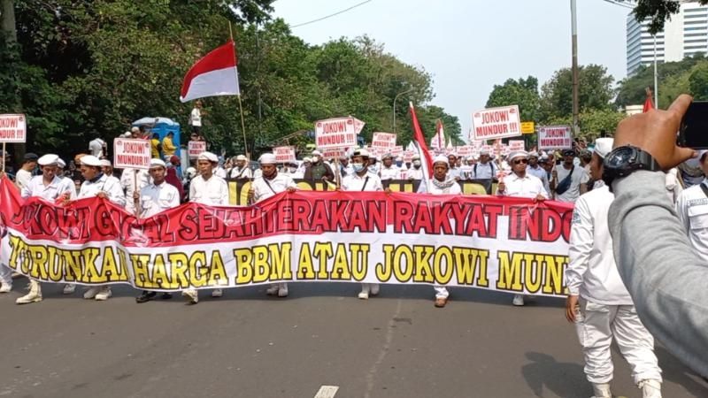 Massa GNPR yang menuntut Presiden Jokowi mundur saat menggelar long march di kawasan Istana Jakarta. (Suara.com/Rakha)