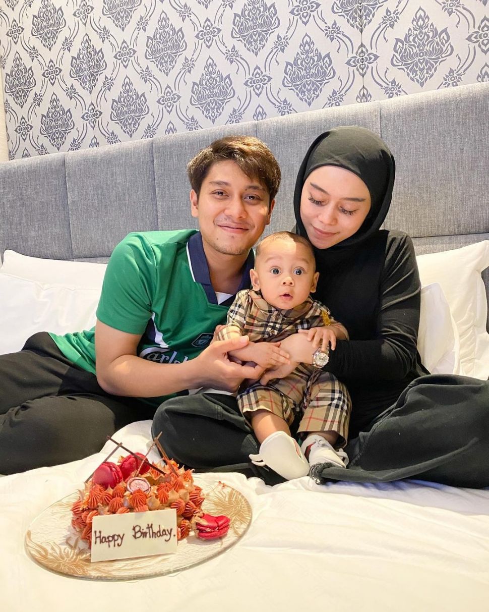 Lesti Kejora dan Rizky Billar bersama Baby L. [Instagram]