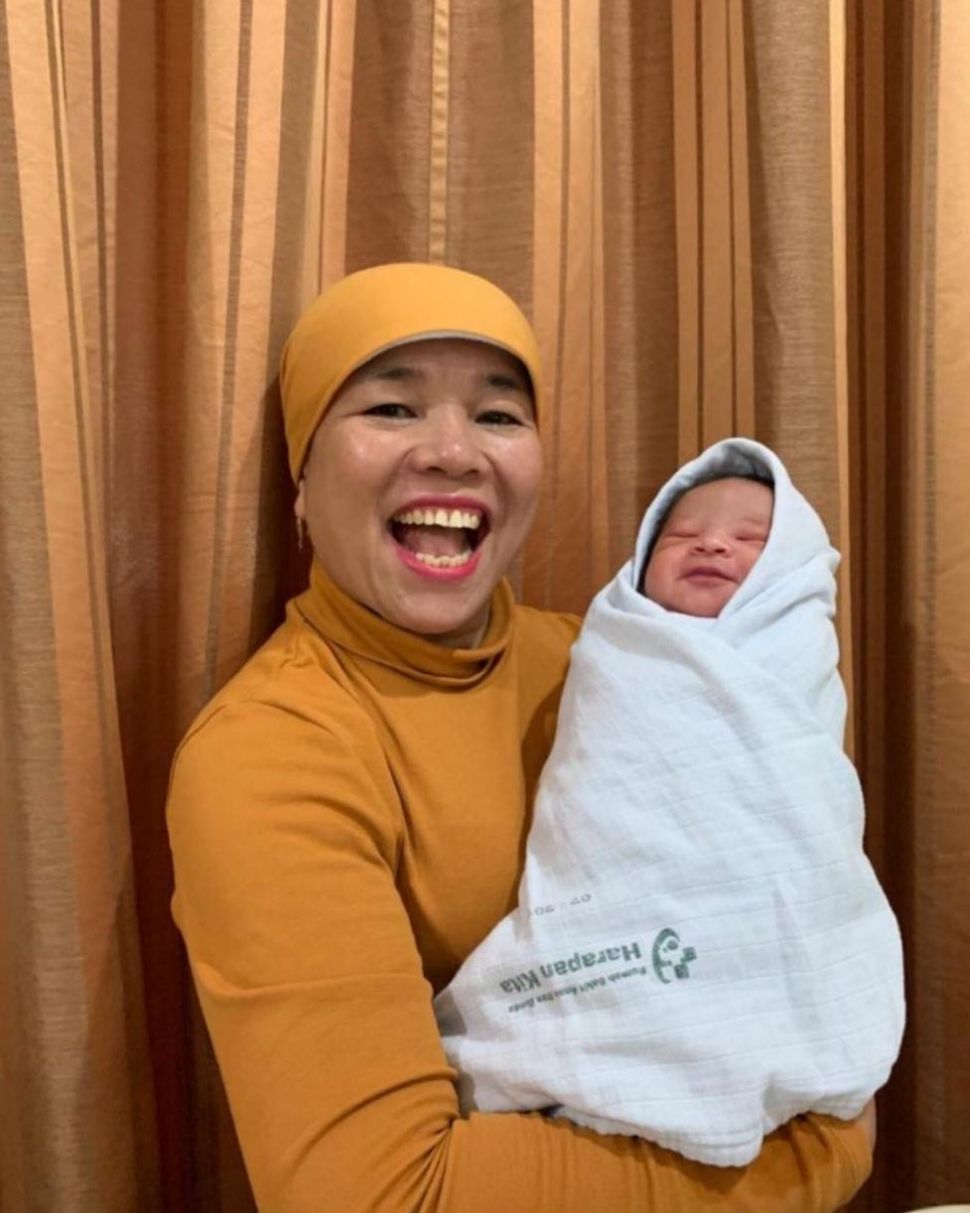 Dewi Zuhriati bersama Gala Sky Andriansyah yang baru saja lahir. [Instagram]