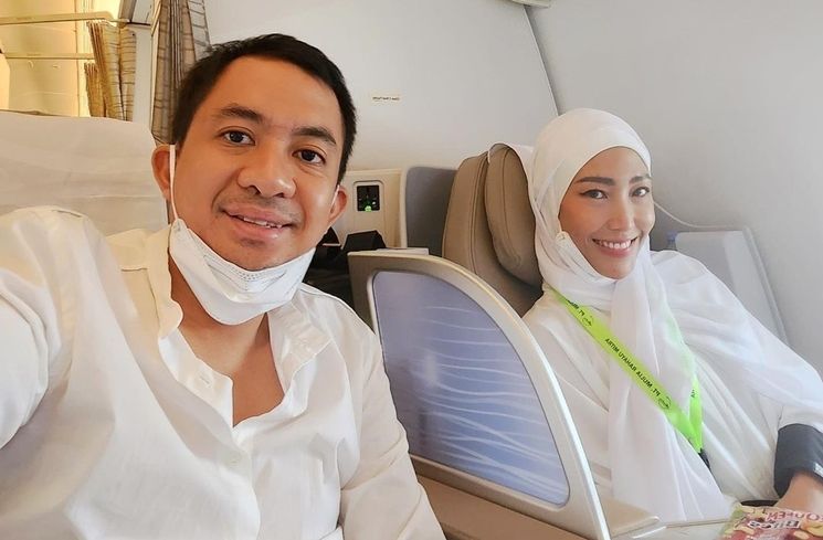 Potret Umrah Ayu Dewi dan Regi Datau (Instagram/@mrsayudewi)