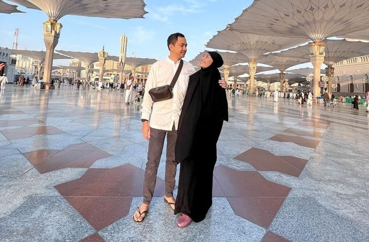 Potret Umrah Ayu Dewi dan Regi Datau (Instagram/@mrsayudewi)