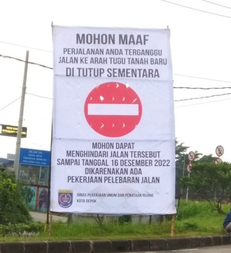 Spanduk informasi mengenai penutupan jalan ke arah tugu Tanah Baru ditutup.[Depoktoday.com/SOE]