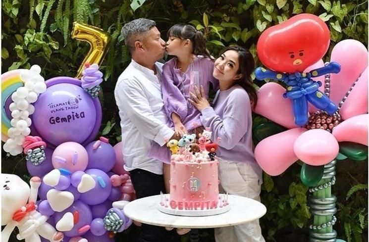 Potret akur mantan pasangan artis rayakan ultah anak (Instagram/@okieagustina_)