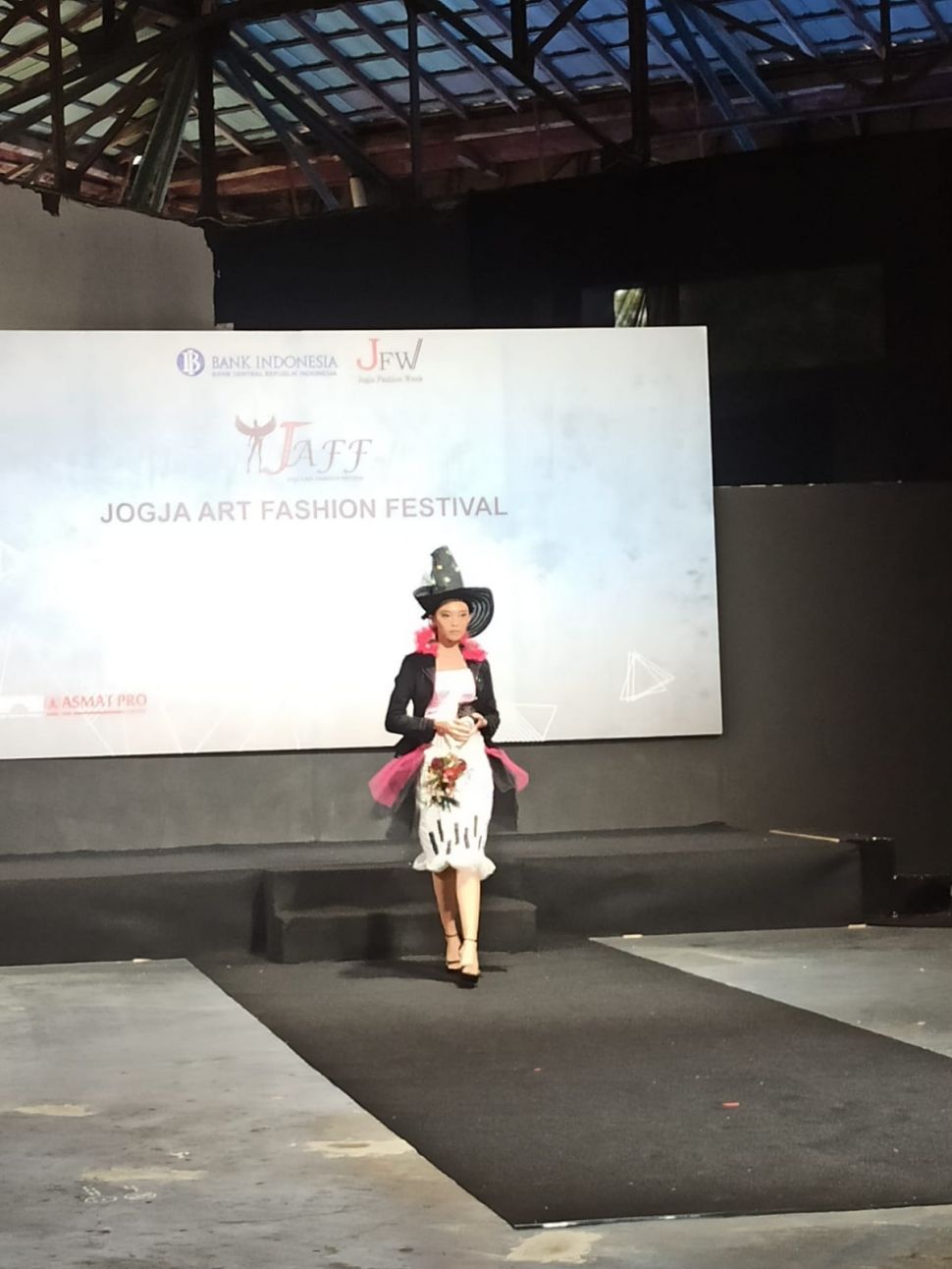 Karya yang ditampilkan di Jogja Fashion Festival 2022, Minggu (6/11/2022)