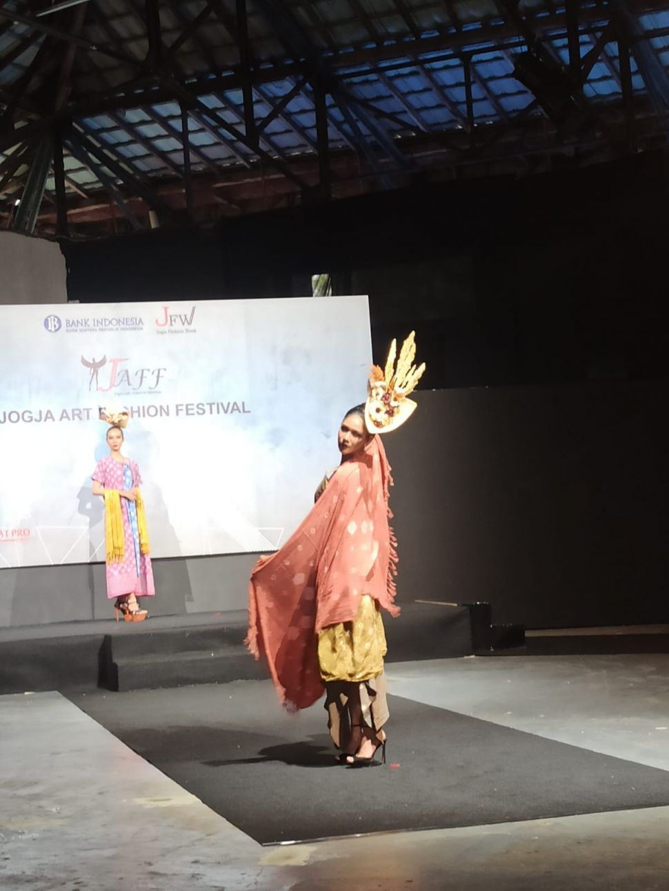 Karya yang ditampilkan di Jogja Fashion Festival 2022, Minggu (6/11/2022)