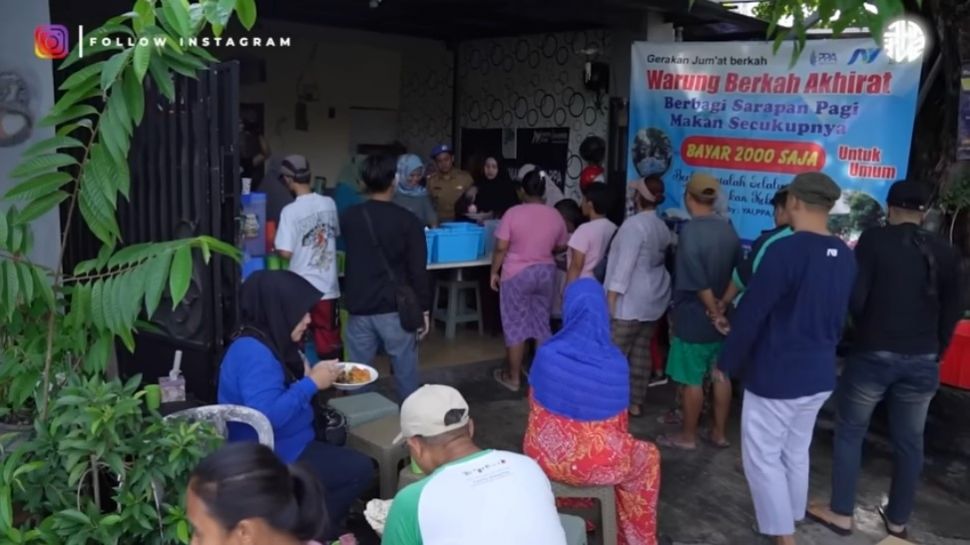 Bobon Santoso makan di Warung Berkah Akhirat cuma bayar Rp. 2000. (Dok. Youtube)