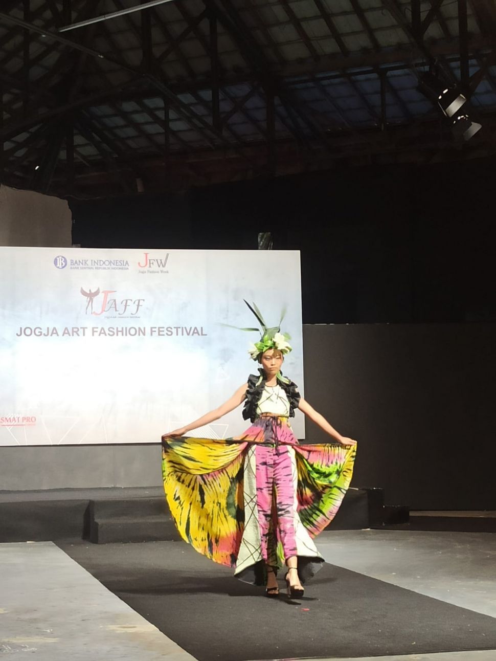 Karya yang ditampilkan di Jogja Fashion Festival 2022, Minggu (6/11/2022)