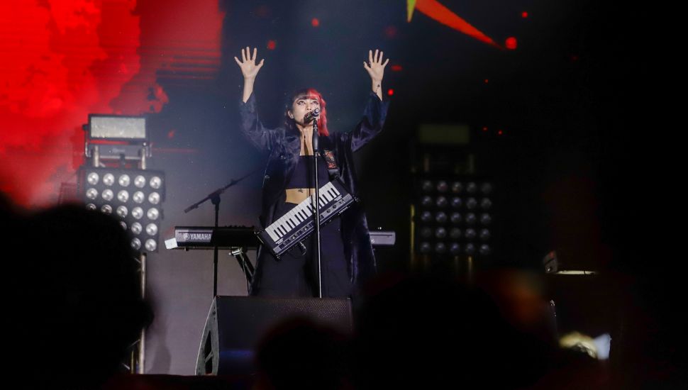 Penyanyi Isyana Sarasvati membawakan lagunya dalam acara Joyland Festival 2022 di Lapangan Softball, kawasan Gelora Bung Karno, Jakarta, Minggu (6/11/2022). [Suara.com/Alfian Winanto]