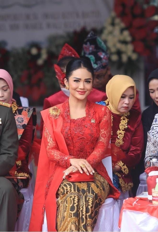 Tagar Kebaya Trending Topic, Ini 7 Artis yang Juga Kerap Pakai Kebaya. (Dok: Instagram)