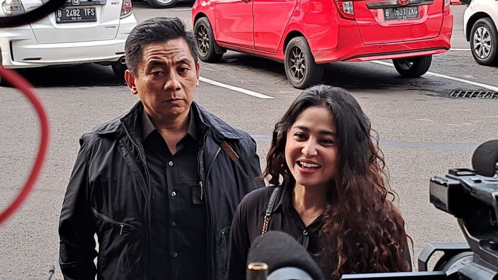 Dewi Perssik mengeluarkan senyum semringah saat tiba di Polres Metro Jakarta Selatan, Senin (7/11/2022). Depe hadir bersama pengacaranya, Sandy Arifin terkait kasus dengan haters yang menghinanya di media sosial. [Rena Pangesti/Suara.com]