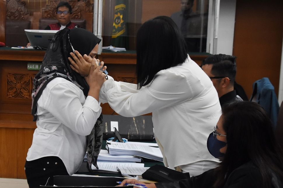 Terdakwa Putri Candrawathi (tengah) mengusap pipi asisten rumah tangganya Susi (kiri) saat menjalani sidang lanjutan kasus pembunuhan berencana terhadap Brigadir Nopriansyah Yosua Hutabarat di Pengadilan Negeri Jakarta Selatan, Jakarta, Selasa (8/11/2022). [ANTARA FOTO/Indrianto Eko Suwarso/aww].