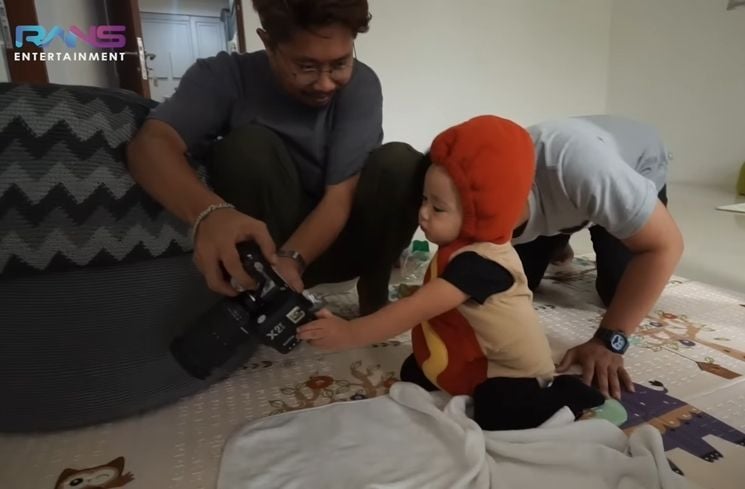 Potret Cipung Cosplay Jadi Hotdog (YouTube/Rans Entertainment)