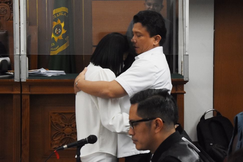 Terdakwa Ferdy Sambo (kanan) berpelukan dengan istrinya yang juga terdakwa Putri Candrawathi (kiri) saat menjalani sidang lanjutan kasus pembunuhan berencana terhadap Brigadir Nopriansyah Yosua Hutabarat di Pengadilan Negeri Jakarta Selatan, Jakarta, Selasa (8/11/2022).[ANTARA FOTO/Indrianto Eko Suwarso/aww].