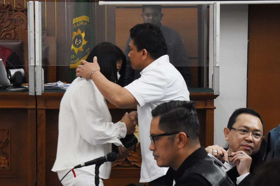 Terdakwa Ferdy Sambo (kedua kanan) berpelukan dengan istrinya yang juga terdakwa Putri Candrawathi (kiri) saat menjalani sidang lanjutan kasus pembunuhan berencana terhadap Brigadir Nopriansyah Yosua Hutabarat di Pengadilan Negeri Jakarta Selatan, Jakarta, Selasa (8/11/2022). [ANTARA FOTO/Indrianto Eko Suwarso/aww].