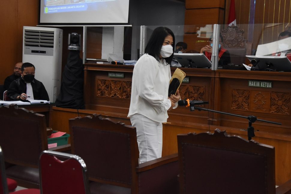 Terdakwa Putri Candrawathi menjalani sidang lanjutan kasus pembunuhan berencana terhadap Brigadir Nopriansyah Yosua Hutabarat di Pengadilan Negeri Jakarta Selatan, Jakarta, Selasa (8/11/2022).  [ANTARA FOTO/Indrianto Eko Suwarso/aww].